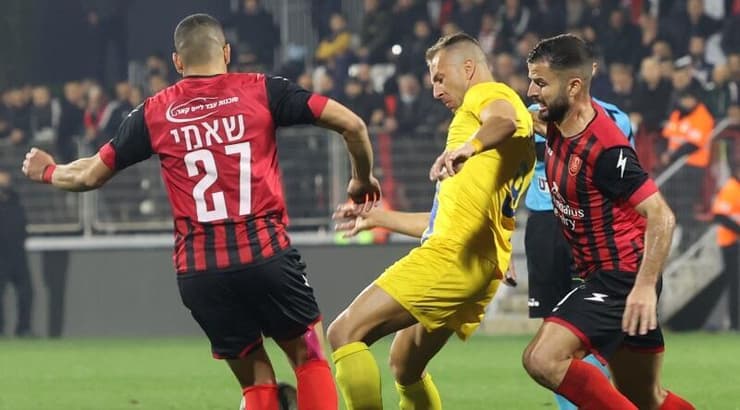 חוליו סזאר מוקף בשחקני אום אל פאחם (לילך וויס-רוזנברג) חוליו סזאר מוקף בשחקני אום אל פאחם