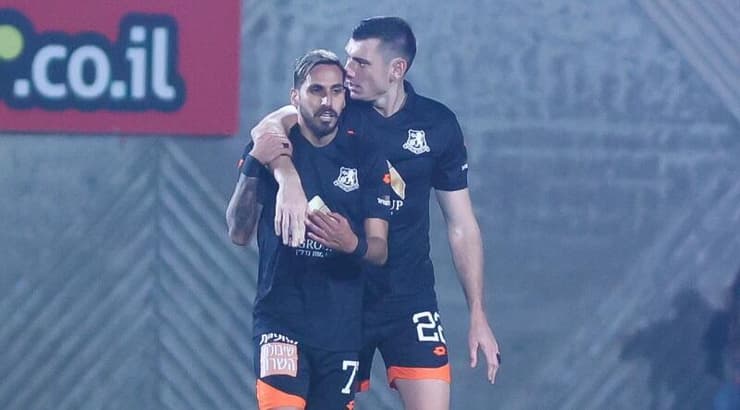 אלמוג בוזגלו ומיקי סירושטיין חוגגים (שחר גרוס) אלמוג בוזגלו ומיקי סירושטיין חוגגים