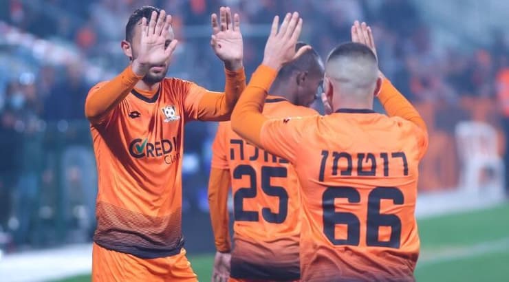 שחקני נס ציונה חוגגים (שחר גרוס) שחקני נס ציונה חוגגים