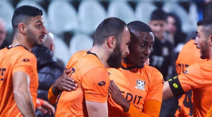 שחקני נס ציונה חוגגים (שחר גרוס) שחקני נס ציונה חוגגים