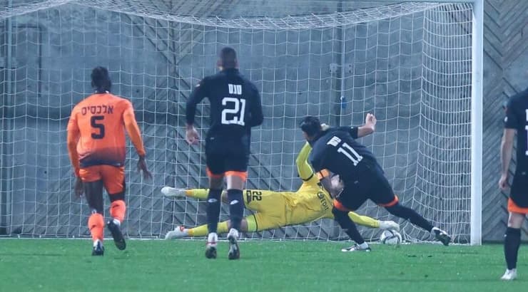 אלירן עטר מבקיע את הפנדל (שחר גרוס) אלירן עטר מבקיע את הפנדל