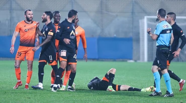 מהומה על כר הדשא (שחר גרוס) מהומה על כר הדשא