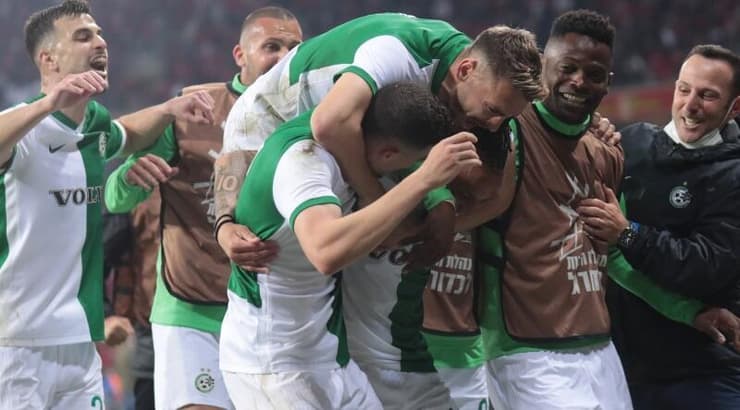 שחקני מכבי חיפה חוגגים