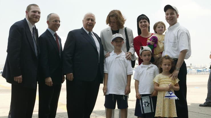 ד"ר גיא מאיר ומשפחתו עם ראש הממשלה דאז אריאל שרון