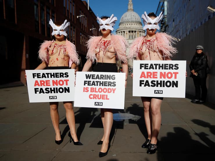 הפגנה של PETA מחוץ לשבוע האופנה בלונדון