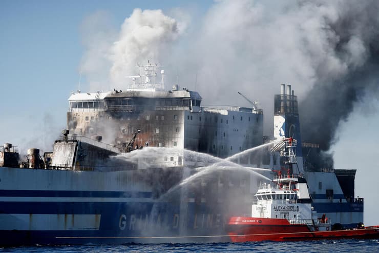 יוון ספינה איטלקית בוערת חיפושים הצלה