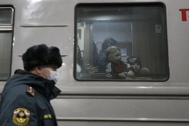 אנשים שעזבו את מחוז דונייצק מזרח אוקראינה מגיעים ברכבת לעיר ניז'ני נובגורוד ברוסיה