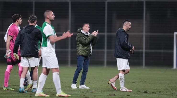 "אין לו מקום כי הוא מתחרה עם לבנדובסקי וזלאטן" (עמרי שטיין) "אין לו מקום כי הוא מתחרה עם לבנדובסקי וזלאטן"