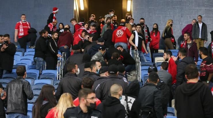 המהומות ביציע של הפועל ת"א (רדאד ג'בארה) המהומות ביציע של הפועל ת"א