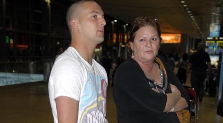 "תקופה ארוכה בן עוצר אותי כדי שלא אכתוב את המילים האלה" (אלעד ירקון) "תקופה ארוכה בן עוצר אותי כדי שלא אכתוב את המילים האלה"