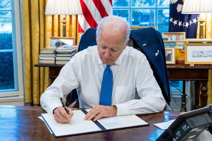 נשיא ארה"ב ג'ו ביידן חותם על צו נשיאותי למניעת סחר עם המחוזות הבדלניים באוקראינה