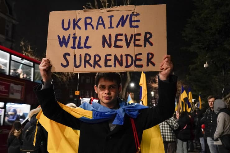 מפגינים פרו-אוקראינים מול שגרירות רוסיה בלונדון