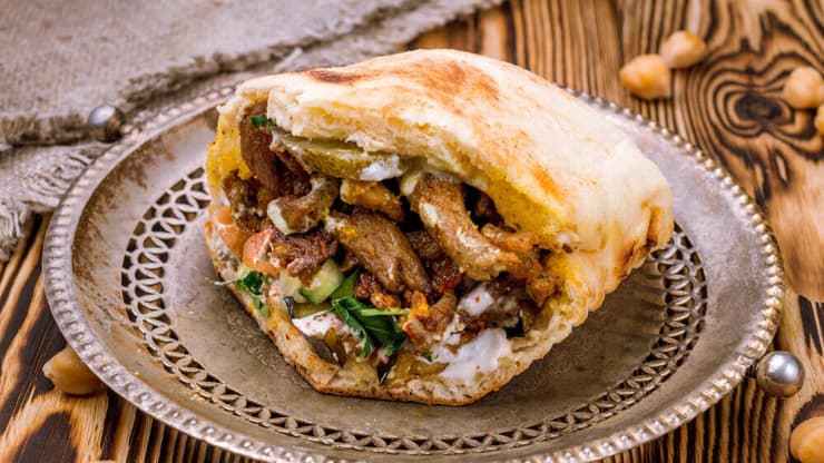 מנה עתירה בשומנים ומזיקה לבריאות. אילוסטרציה (צילום: Shutterstock) שווארמה בפיתה