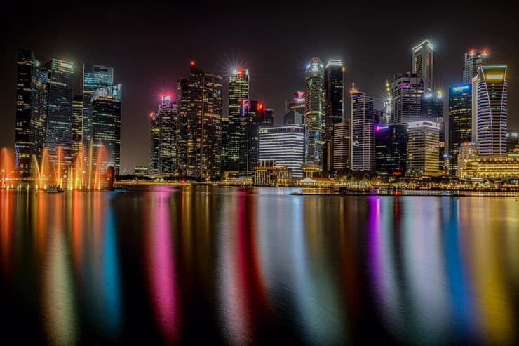 גורדי השחקים של סינגפור על המים