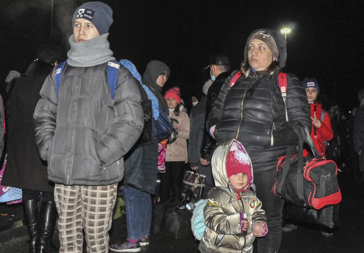 תושבי דונייצק חוצים את הגבול מ אוקראינה ל רוסיה