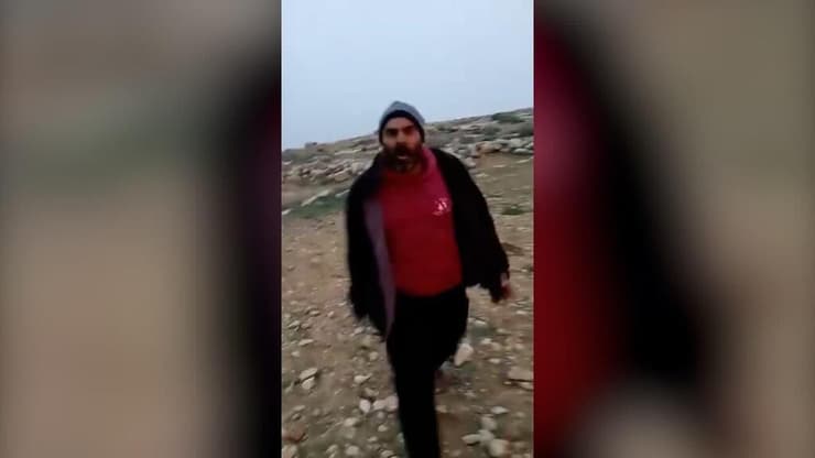 תיעוד: פלסטיני תוקף נער יהודי בהר חברון