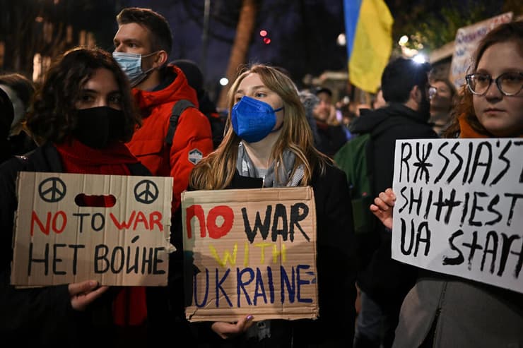מפגינים פרו-אוקראינים מול שגרירות רוסיה בלונדון