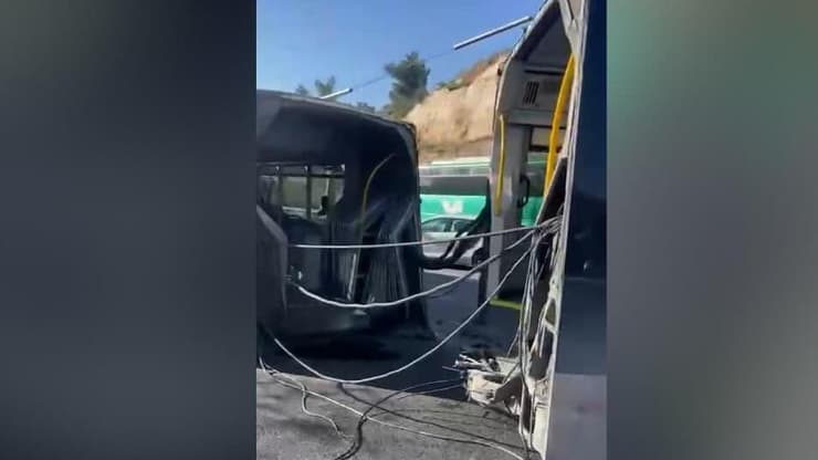 אוטובוס נחצה לשניים בירושלים