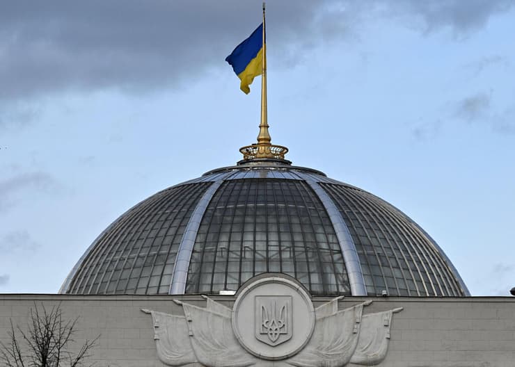דגל אוקראינה מתנוסס מעל הפרלמנט בקייב
