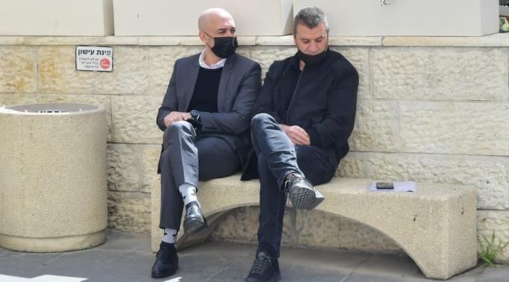 מוני ברוש ועו"ד רוני מוזסון לפני הדיון (חגי מיכאלי) מוני ברוש ועו"ד רוני מוזסון לפני הדיון