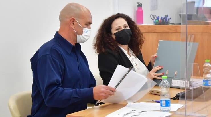 "חוגג היה לכאורה מאחורי פיטורי שלושה שחקנים". עו"ד שילוני (חגי מיכאלי) "חוגג היה לכאורה מאחורי פיטורי שלושה שחקנים". עו"ד שילוני