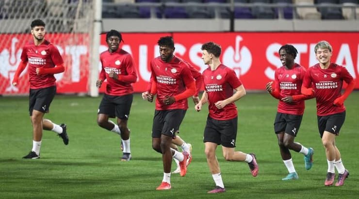 שחקני פ.ס.וו באימון (רדאד ג'בארה) שחקני פ.ס.וו באימון