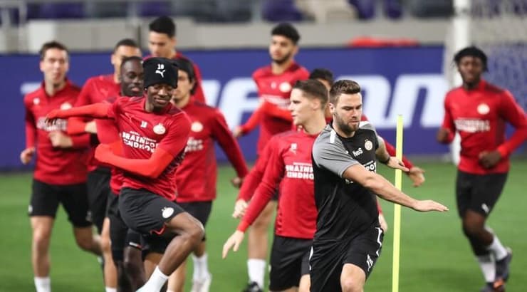 שחקני פ.ס.וו באימון (רדאד ג'בארה) שחקני פ.ס.וו באימון