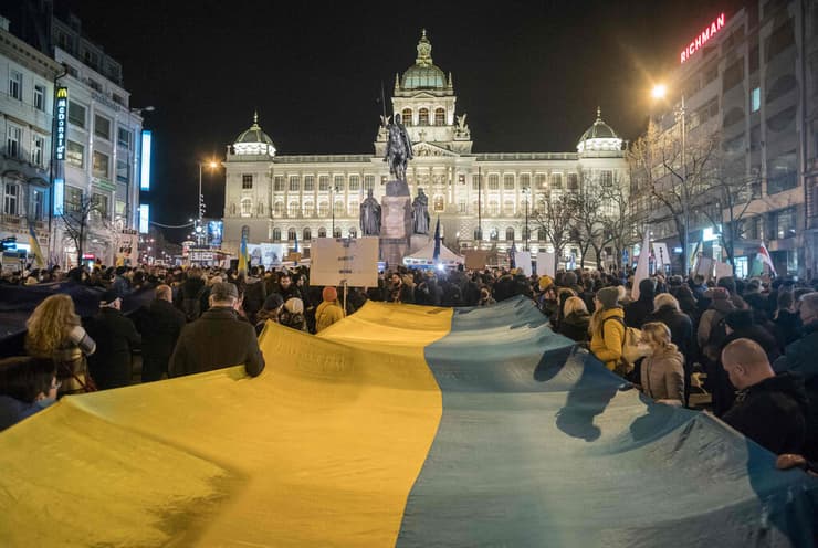 הפגנה נגד נשיא רוסיה ולדימיר פוטין ב פראג צ'כיה בצל חשש מ פלישה ל אוקראינה