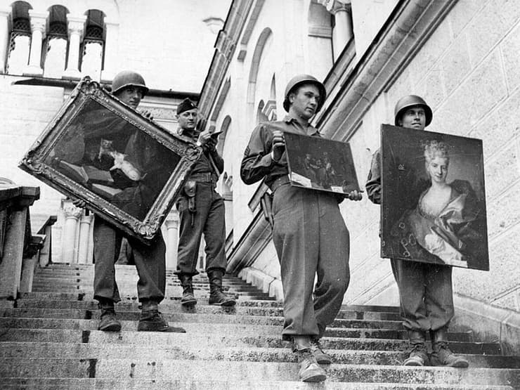 כוחות של בעלות הברית מחלצים אמנות גנובה באוסטריה, מאי 1945