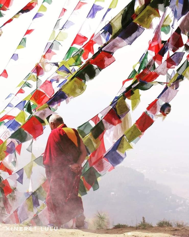 עמק קטמנדו, נזיר בודהיסטי עם דגלי התפילה