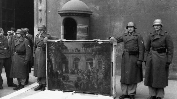 חיילים נאצים בוזזים יצירות אמנות במלחמה