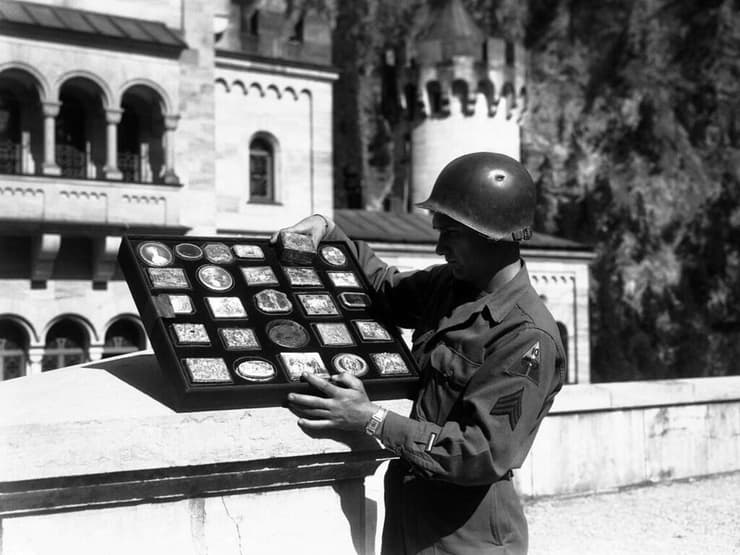 כוחות של בעלות הברית מחלצים אמנות גנובה באוסטריה, מאי 1945