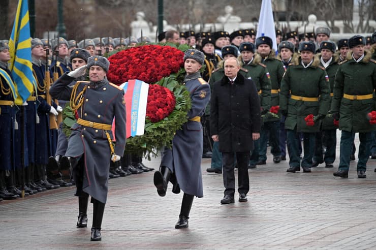 נשיא רוסיה ולדימיר פוטין בטקס הנחת זר ליד פסל החייל האלמוני ליד הקרמלין ב מוסקבה לרגל "יום מגן המולדת"