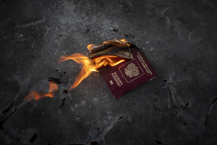 מפגינים שורפים דרכון רוסי בליטא