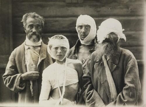פצועים יהודים בעקבות פוגרום בעיירה חודורקוב, אוקראינה. מתוך אלבום תצלומים בעקבות הפרעות