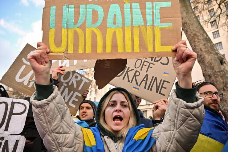 בריטניה מפגינים בעד אוקראינה 
