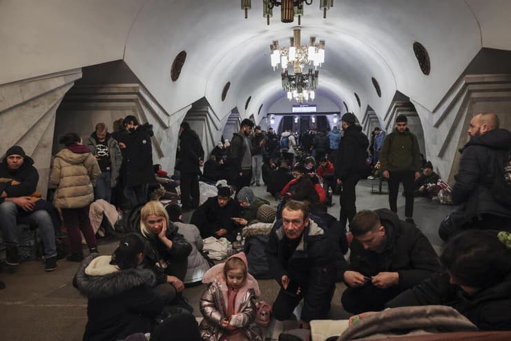 תושבי חרקוב ב אוקראינה מקלט בתחנת הרכבת התחתית