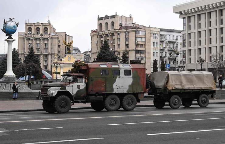 משאית תובלה צבאית ב קייב אוקראינה