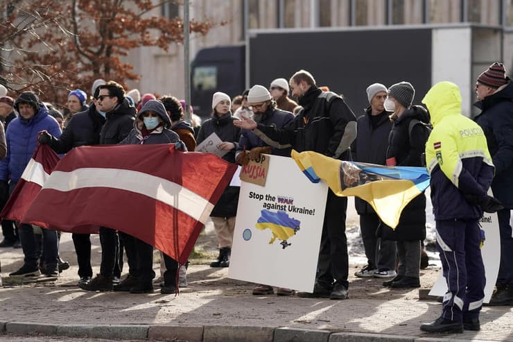 הפגנה תמיכה באוקראינה בלטביה מלחמה רוסייה אוקראינה פוטין 
