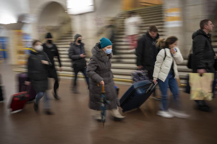 אזרחים בתחנת הרכבת התחתית באוקראינה, עוזבים את קייב