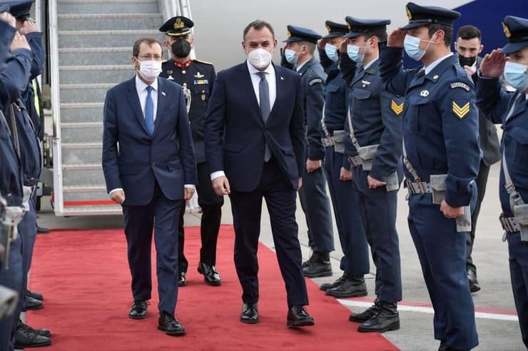 קבלת פנים ליצחק הרצוג על ידי שר ההגנה היווני באתונה