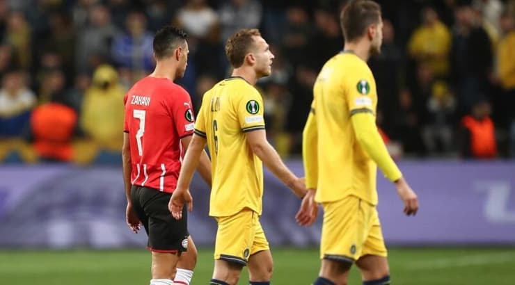 ערן זהבי ושחקני מכבי תל אביב יורדים מהמגרש