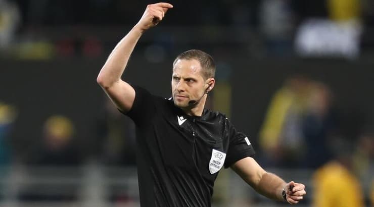 הארלד לכנר מוריד את השחקנים מהמגרש