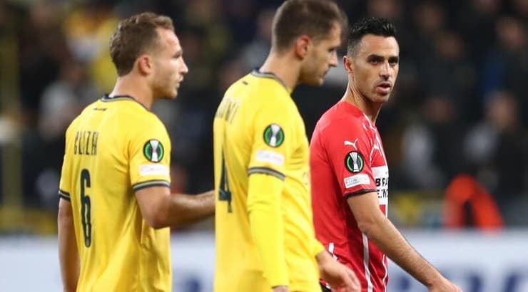 ערן זהבי ושחקני מכבי תל אביב יורדים מהמגרש