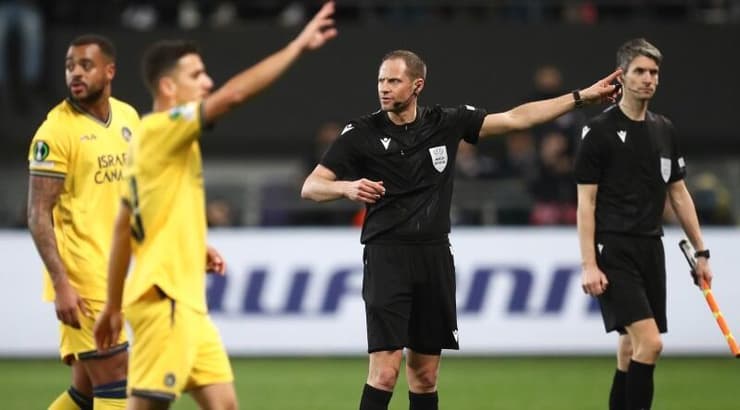 הארלד לכנר מוריד את השחקנים מהמגרש