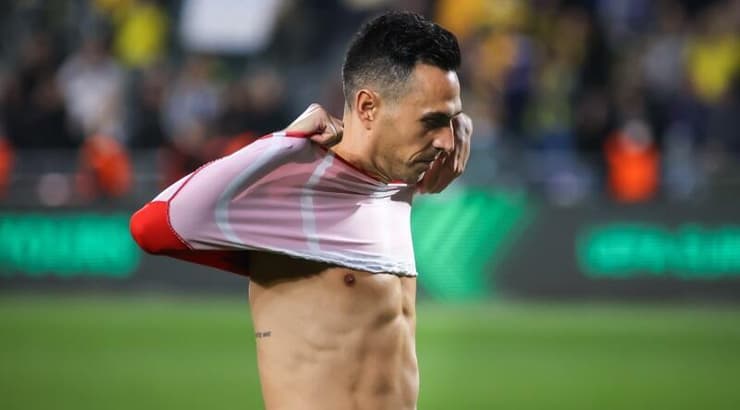 ערן זהבי זורק את חולצתו לקהל