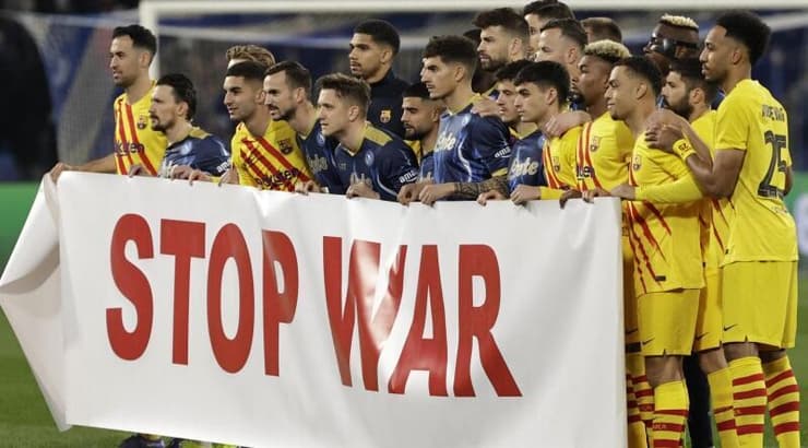 שחקני ברצלונה מוחים נגד המלחמה באוקראינה לפני פתיחת המשחק