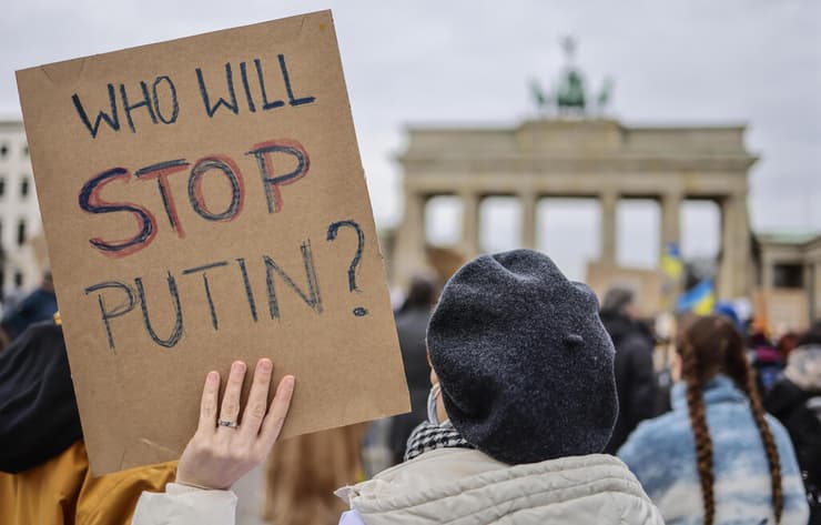 הפגנת תמיכה באוקראינה, ליד שער ברנדנבורג ברלין גרמניה 