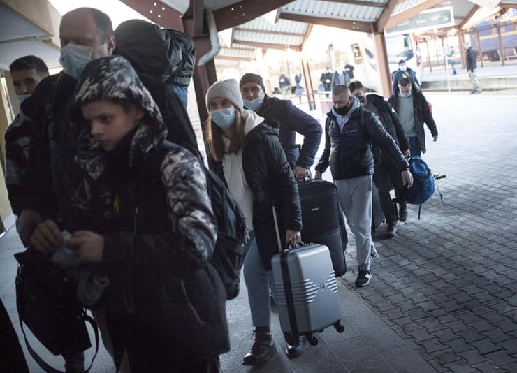 תושבי חרקוב ב אוקראינה מגיעים ב רכבת ל פולין פליטים