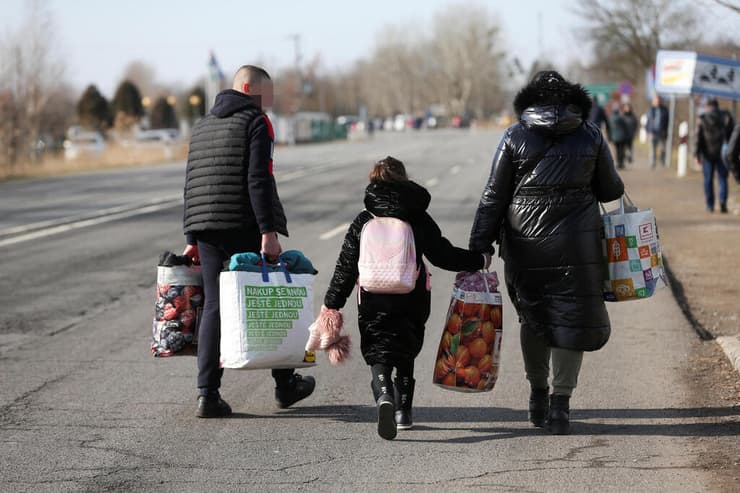 אנשים בורחים מאוקראינה להונגריה 